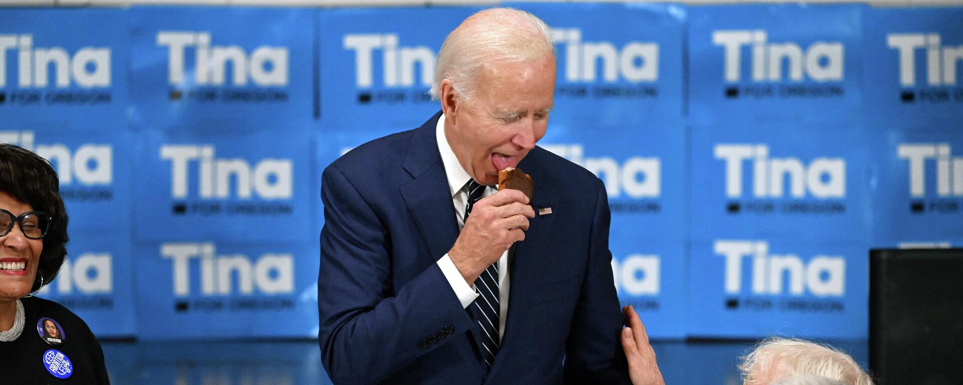 Tổng thống Mỹ Joe Biden ăn bánh rán tại một sự kiện của Đảng Dân chủ Oregon ở Portland, Oregon, Mỹ. - Sputnik Việt Nam, 1920, 22.10.2022