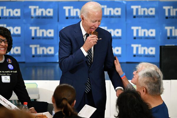 Tổng thống Mỹ Joe Biden ăn bánh rán tại một sự kiện của Đảng Dân chủ Oregon ở Portland, Oregon, Mỹ. - Sputnik Việt Nam