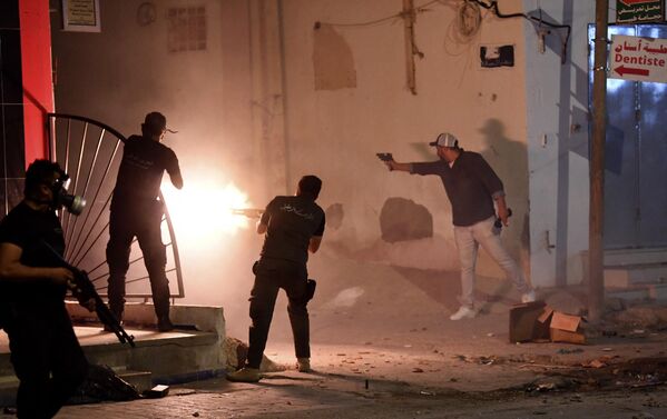 Cảnh sát sử dụng hơi cay trong cuộc biểu tình ở Ettadhamen, Tunisia. - Sputnik Việt Nam