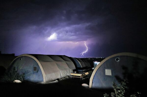 Sét trong cơn giông bão ở trại Al-Yaman ở thành phố Idlib, Syria. - Sputnik Việt Nam