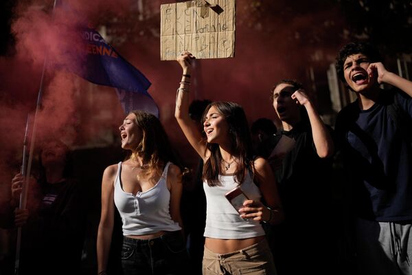Người biểu tình trong một cuộc biểu tình ở Marseille, Pháp. - Sputnik Việt Nam