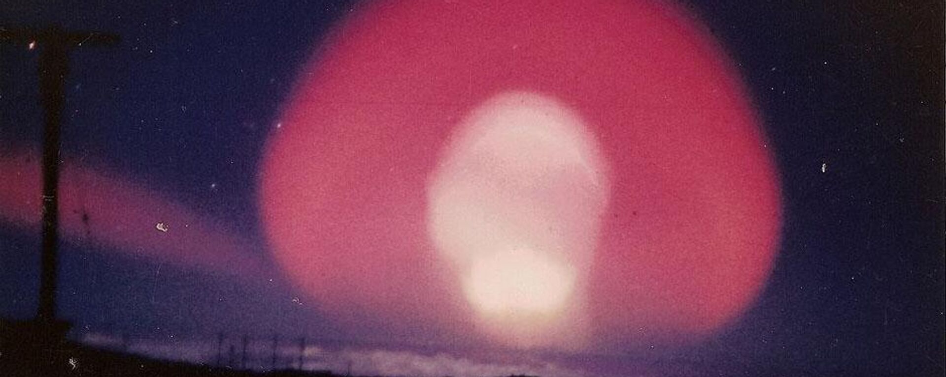 Bức ảnh ban đêm của vụ thử hạt nhân Teak trong khuôn khổ Chiến dịch Hardtack I, được chụp từ một địa điểm không xác định trên trái đất, năm 1958 - Sputnik Việt Nam, 1920, 21.10.2022