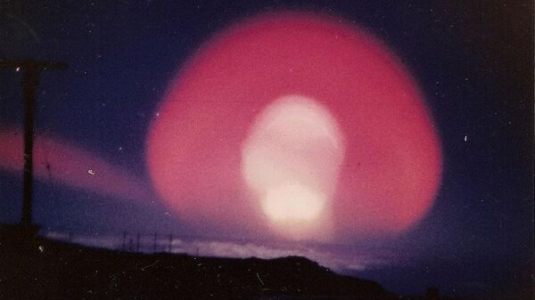 Bức ảnh ban đêm của vụ thử hạt nhân Teak trong khuôn khổ Chiến dịch Hardtack I, được chụp từ một địa điểm không xác định trên trái đất, năm 1958 - Sputnik Việt Nam