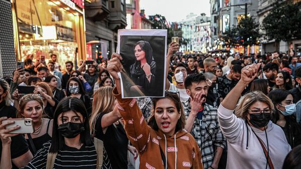 Biểu tình ở Istanbul về cái chết của người phụ nữ Iran Mahsa Amini - Sputnik Việt Nam