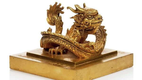 Ấn vàng của triều đình Việt Nam khắc hình một con rồng - Sputnik Việt Nam