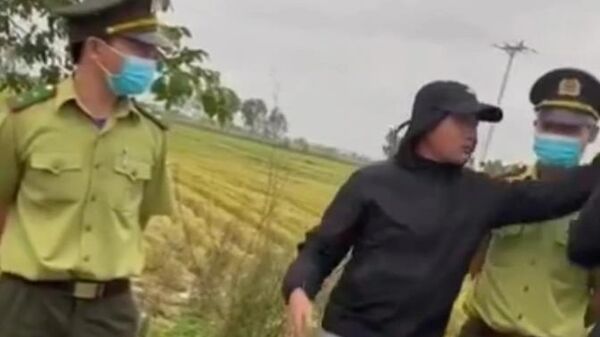 Đánh nhau giữa người đi rừng và tài xế xe tải ở Việt Nam - Sputnik Việt Nam