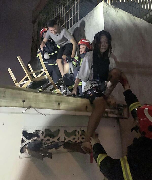 Hà Nội: Kịp thời giải cứu 11 người khỏi đám cháy nhà 6 tầng ở quận Cầu Giấy - Sputnik Việt Nam
