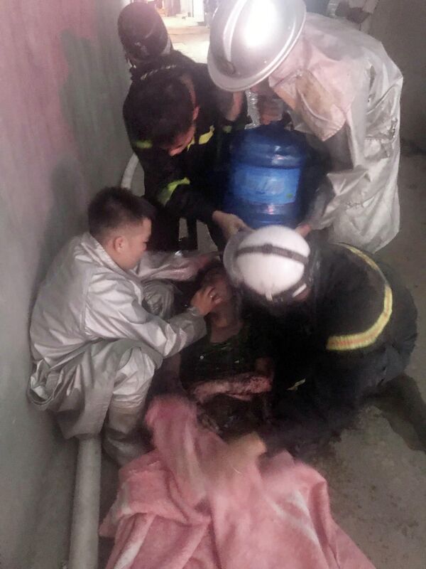 Hà Nội: Kịp thời giải cứu 11 người khỏi đám cháy nhà 6 tầng ở quận Cầu Giấy - Sputnik Việt Nam