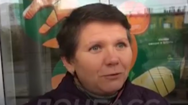Những người phụ nữ ở Donetsk phản ứng trước việc áp đặt thiết quân luật trong khu vực của mình - Sputnik Việt Nam