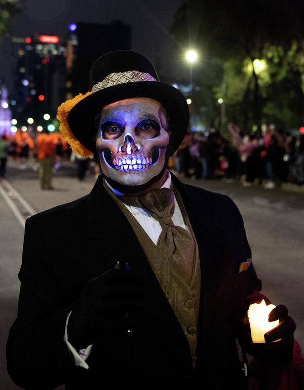 Một người đàn ông tham gia cuộc diễu hành «Ngày của Người chết» mặc trang phục «Katrina» ở thành phố Mexico. - Sputnik Việt Nam