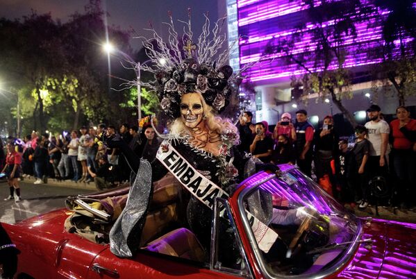 Một phụ nữ hóa trang thành nhân vật «Katrina» tham gia cuộc diễu hành «Ngày của Người chết» ở Mexico City. - Sputnik Việt Nam