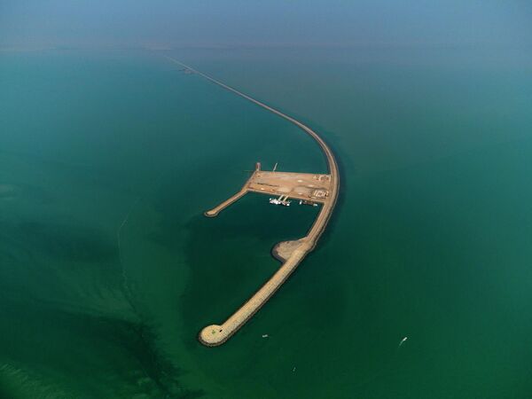 Những con đê chắn sóng trong công trình dự án Cảng Grand Faw đang được xây dựng ở phía nam thành phố Basra, Iraq. - Sputnik Việt Nam