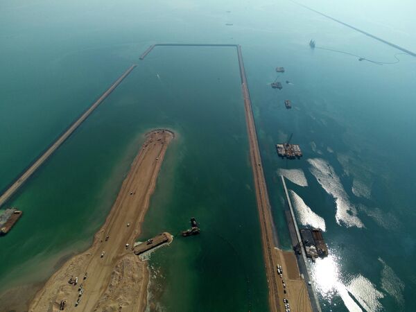 Những con đê chắn sóng trong công trình dự án Cảng Grand Faw đang được xây dựng ở phía nam thành phố Basra, Iraq. - Sputnik Việt Nam