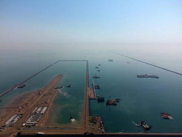 Bến tàu trong công trình dự án Cảng Grand Faw đang được xây dựng ở Basra, Iraq. - Sputnik Việt Nam