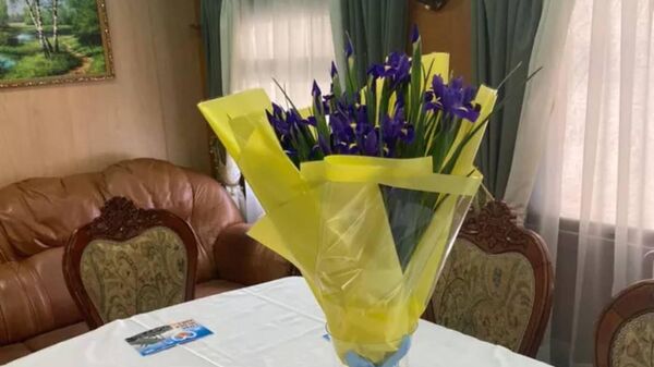 Một bó hoa diên vĩ đã được tặng cho Bộ trưởng Ngoại giao Đức Steinmeier khi đến Kiev - Sputnik Việt Nam