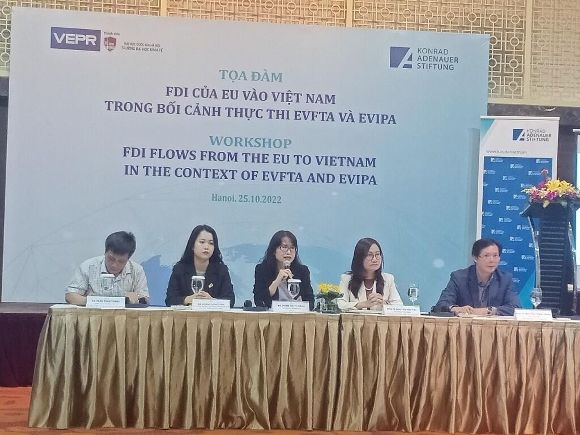 Các đại biểu chủ trì hội thảo đầu tư giữa Việt Nam và EU trong khuôn khổ việc phê chuẩn Hiệp định Thương mại tự do Việt Nam - Liên minh Châu Âu (EVFTA) và Hiệp định Bảo hộ đầu tư lẫn nhau giữa Việt Nam và Liên minh Châu Âu (EVIPA) - Sputnik Việt Nam, 1920, 25.10.2022