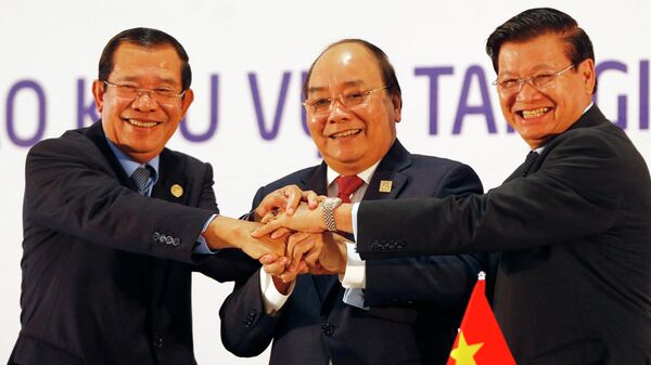 Thủ tướng Campuchia Hun Sen (trái), Thủ tướng Việt Nam Nguyễn Xuân Phúc (phải) và Thủ tướng Lào Tonglun Sisulit tại Hà Nội - Sputnik Việt Nam