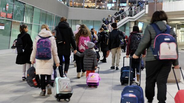Người tị nạn Ukraina tại sân bay Warsaw trên đường đến Vương quốc Anh - Sputnik Việt Nam