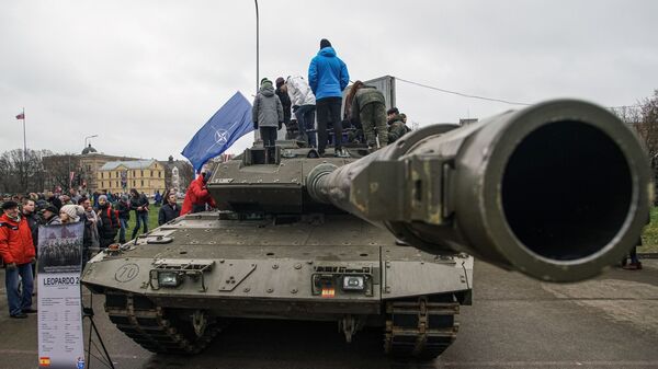 Người dân bên chiếc xe tăng Leopard 2 trong lễ duyệt binh ở Riga nhân Ngày Độc lập của Latvia - Sputnik Việt Nam