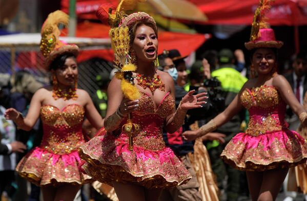 Sinh viên biểu diễn điệu nhảy truyền thống La Morenada tại Hội chợ dân gian ở đại học La Pas, Bolivia. - Sputnik Việt Nam