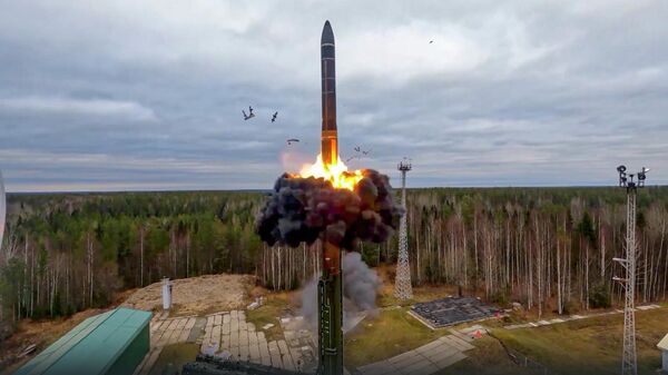 Phóng  tên lửa đạn đạo liên lục địa YARS trong khuôn khổ tập trận hạt nhân của Nga từ sân bay vũ trụ Plesetsk - Sputnik Việt Nam