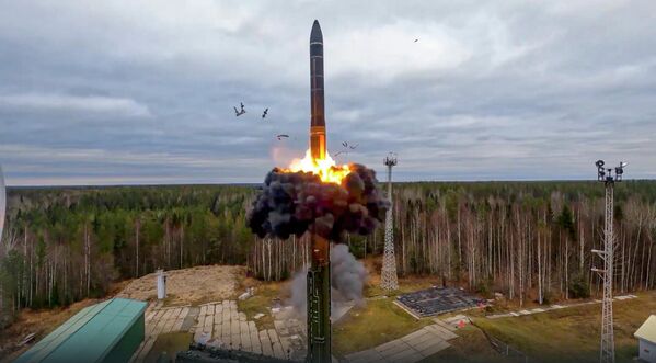 Phóng tên lửa đạn đạo liên lục địa &quot;Yars&quot; trong khuôn khổ tập trận hạt nhân của Nga từ sân bay vũ trụ Plesetsk. - Sputnik Việt Nam