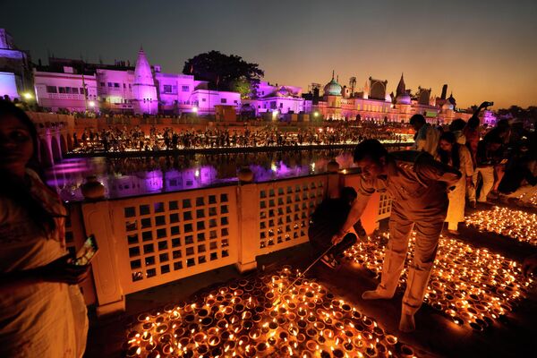 Trên bờ sông Sarya, hàng triệu đèn lồng đất sét được thắp sáng trong kỳ nghỉ Hindu Dili, Ấn Độ. - Sputnik Việt Nam