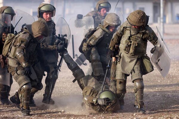 Đội quân Eufor kéo một người lính bị thương trong các cuộc tập trận EUFOR Quick Response 2022 tại căn cứ Butmir ở Sarajevo, Bosnia. - Sputnik Việt Nam