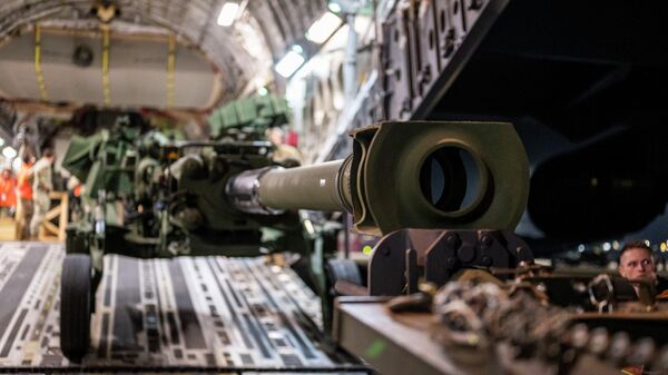 Bốc pháo M777 cho Lực lượng vũ trang Ukraina từ máy bay C-17 Globemaster III của Không quân Mỹ - Sputnik Việt Nam