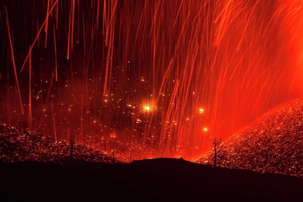 Ảnh “World of fire” của nhiếp ảnh gia Tây Ban Nha Eduardo Blanco Mendizabal, giải Nhì trong hạng mục Landscapes của cuộc thi GDT European Wildlife Photographer of the Year 2022. - Sputnik Việt Nam
