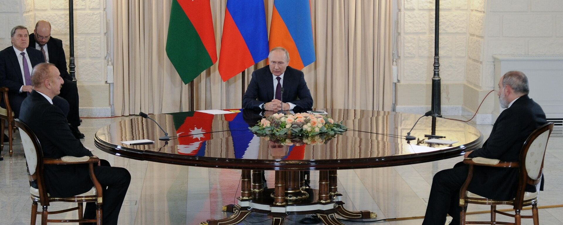 Cuộc hội đàm ba bên giữa Tổng thống Liên bang Nga, Tổng thống Azerbaijan và Thủ tướng Armenia tại Sochi diễn ra vào ngày 31 tháng 10 năm 2022 - Sputnik Việt Nam, 1920, 01.11.2022