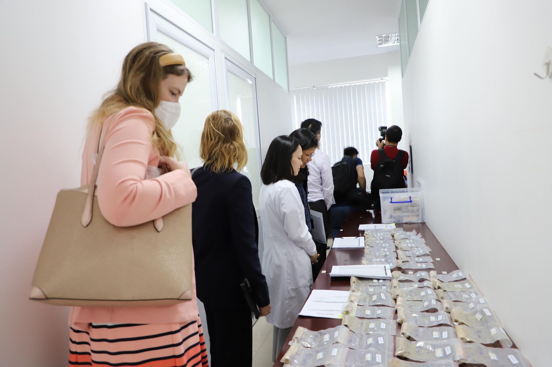 Đoàn biểu tham dự buổi lễ ký kết tham quan cơ sở vật chất và các phòng thí nghiệm tại Trung tâm Giám định ADN. - Sputnik Việt Nam, 1920, 01.11.2022