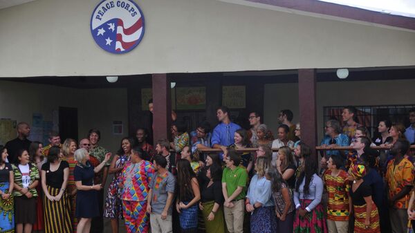 Đệ nhất phu nhân Hoa Kỳ Michelle Obama với các thành viên của Quân đoàn Hòa bình ở Kakata, Liberia - Sputnik Việt Nam