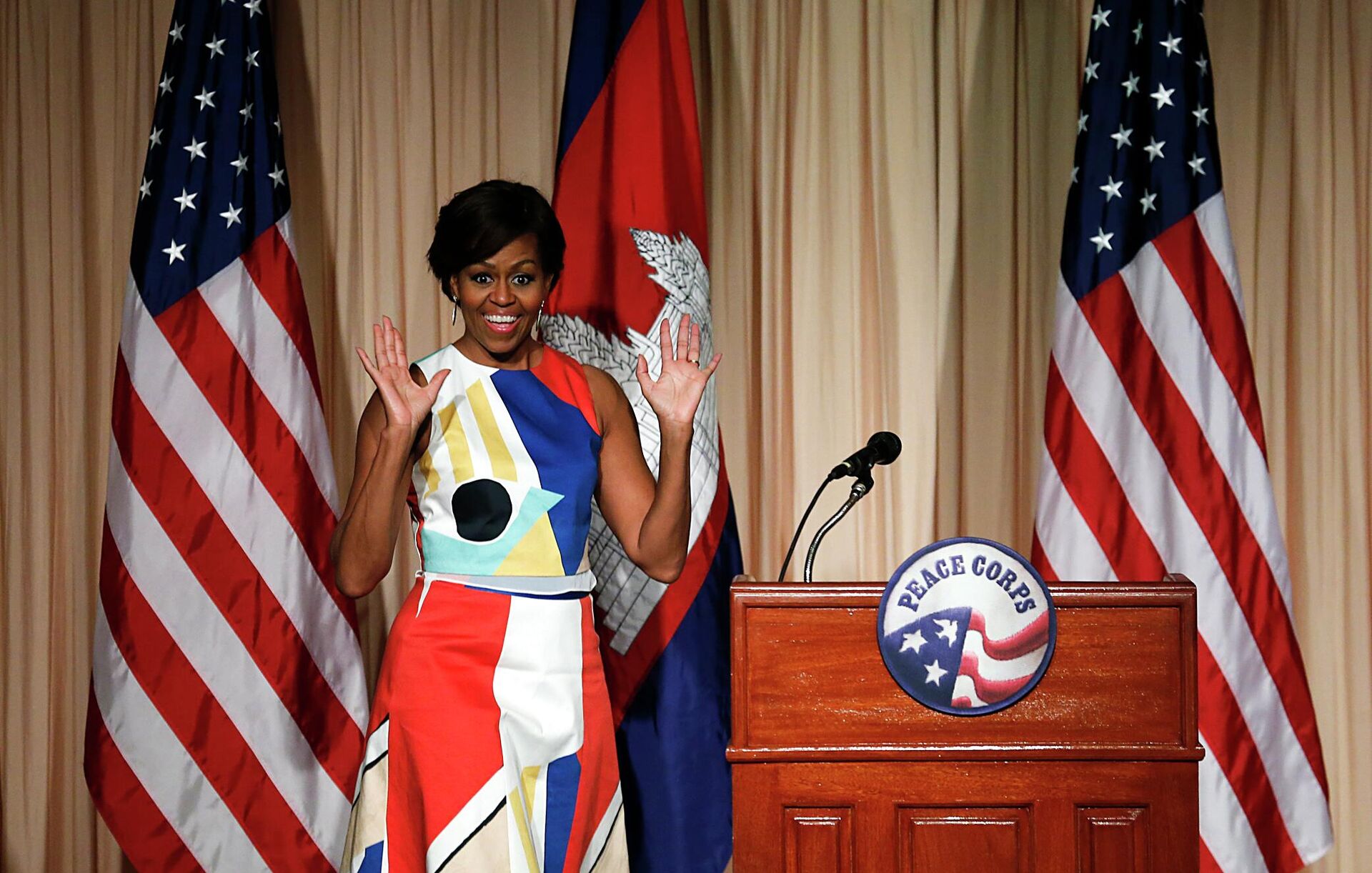 Đệ nhất phu nhân Hoa Kỳ Michelle Obama tại Binh đoàn Hòa bình ở Siem Reap, Campuchia - Sputnik Việt Nam, 1920, 01.11.2022