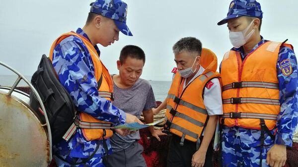 Bộ Tư lệnh Vùng Cảnh sát biển 1 phối hợp Chi cục Thuỷ sản các tỉnh Thanh Hoá, Nghệ An tuyên truyền phòng chống IUU cho ngư dân trên biển - Sputnik Việt Nam