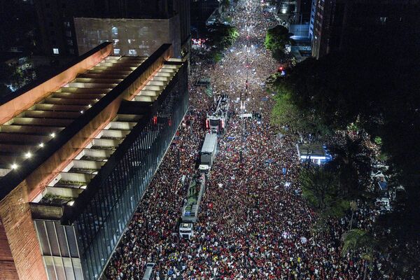 Người ủng hộ cựu Tổng thống Brazil Luiz Inacio Lula tập trung trên Đại lộ Paulista ở San Paulo. - Sputnik Việt Nam