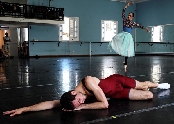 Nghệ sĩ ballet người Ý Jacopo Tissi  và Prima-Ballerina, cùng Tổng Giám đốc Ballet Quốc gia Cuba Viengsay Valdes  ở Havana. - Sputnik Việt Nam