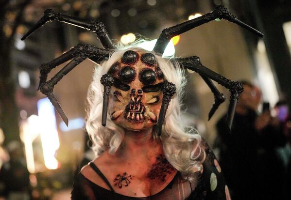 Người phụ nữ mặc bộ đồ nhện khủng khiếp để tham gia vào cuộc diễu hành Zombies hàng năm và diễu hành Halloween ở Essen. - Sputnik Việt Nam