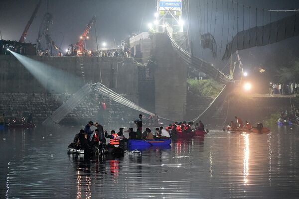 Nhân viên cứu hộ Ấn Độ tiến hành các hoạt động tìm kiếm sau khi đổ cầu qua sông Machchhu. - Sputnik Việt Nam