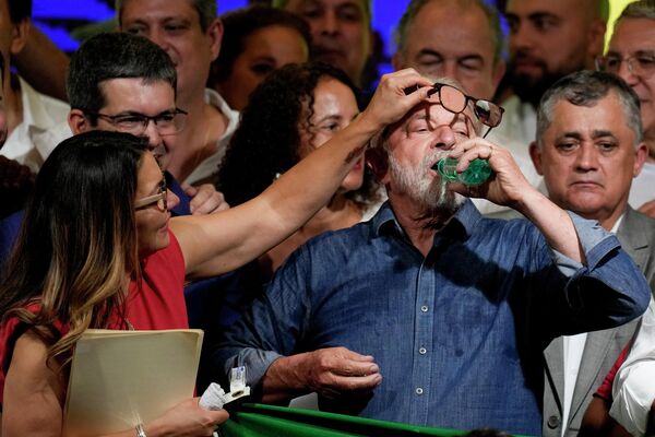 Cựu Tổng thống Brazil Luiz Inacio Lula da Silva uống nước sau khi giành được chiến thắng trước đương kim tổng thống  President Jair Bolsonaro trong vòng thứ hai của cuộc bầu cử ở San Paulo. - Sputnik Việt Nam