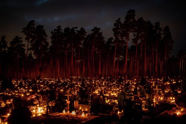 Nến ánh sáng trên ngôi mộ của tất cả các vị thánh trong nghĩa trang ở Vilnius, Litva. - Sputnik Việt Nam