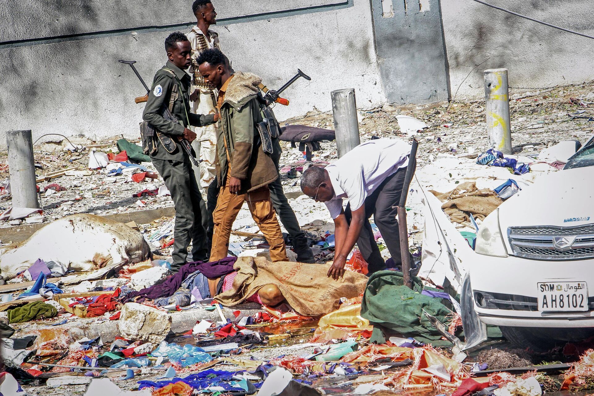 Nhân viên cứu hộ tại địa điểm xảy ra vụ nổ kép của chiếc xe bị đặt mìn ở Mogadishu, Somalia - Sputnik Việt Nam, 1920, 15.04.2024