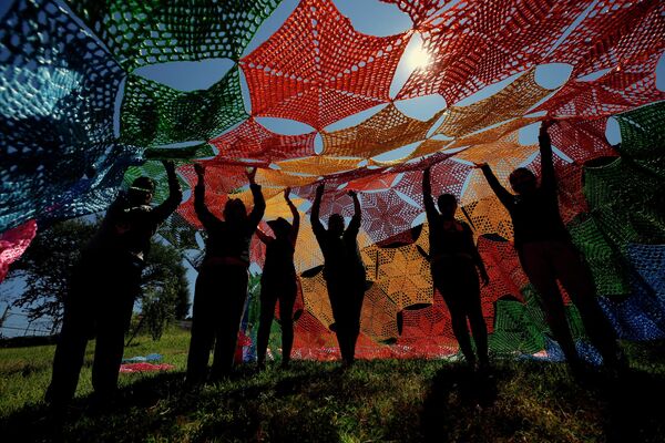 Các phụ nữ dệt «woven sky» - tấm phủ giường từ raffia rộng 14 000 mét vuông, được coi là lớn nhất thế giới, để phủ các đường phố chính ở Etzatlan, Mexico. - Sputnik Việt Nam