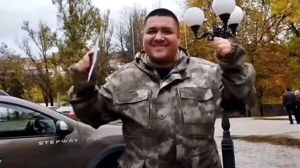 Một chiến binh Donetsk không kìm được nước mắt khi nhận hộ chiếu Nga đã đợi từ lâu - Sputnik Việt Nam