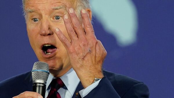 Tổng thống Hoa Kỳ Joe Biden trong một bài phát biểu trước công chúng ở Bãi biển Hallandale, Florida - Sputnik Việt Nam