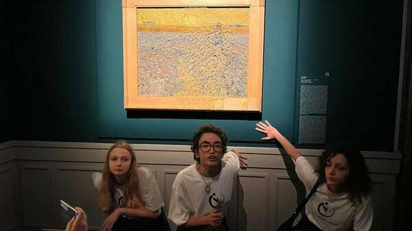 Các nhà hoạt động Ultima Generazione bên bức tranh Người gieo giống ngâm trong súp của Vincent van Gogh - Sputnik Việt Nam