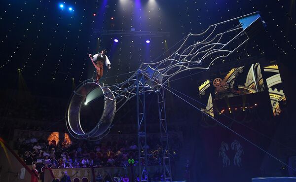 Vận động viên thể dục trên bánh xe Andrey Kanakhin (Kazakhstan) biểu diễn tại Liên hoan xiếc quốc tế &quot;Không biên giới&quot; tại Rạp xiếc Quốc gia lớn St.Petersburg ở Fontanka. - Sputnik Việt Nam