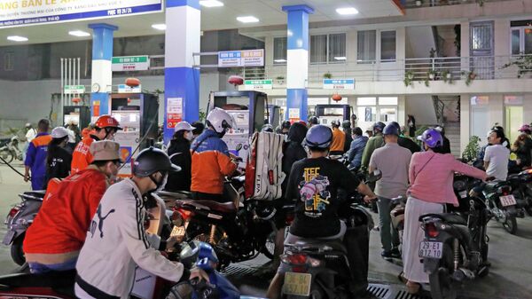 Hà Nội: Nhiều cây xăng đóng cửa, người dân xếp hàng dài mua xăng, dầu cả tối - Sputnik Việt Nam