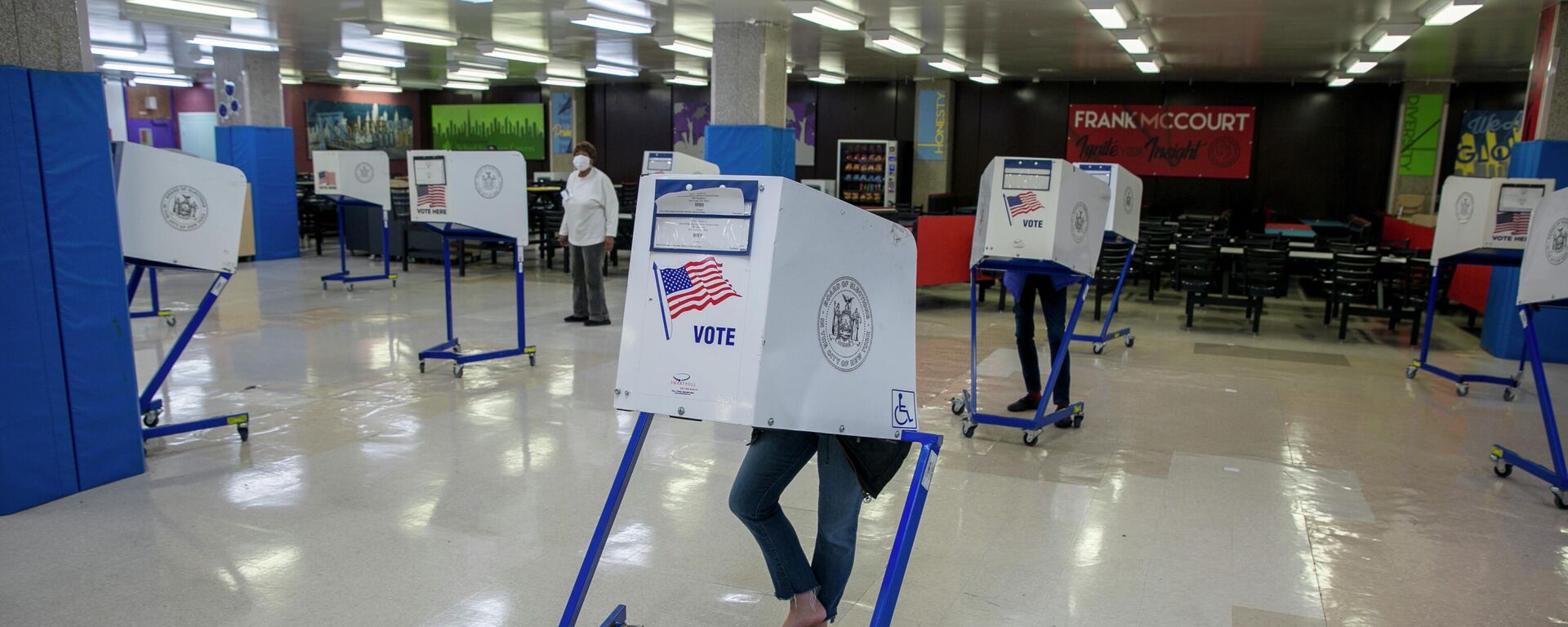 Mọi người trong các gian hàng bỏ phiếu trong cuộc bầu cử giữa kỳ ở New York - Sputnik Việt Nam, 1920, 08.11.2022