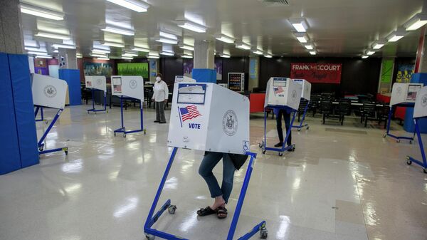 Mọi người trong các gian hàng bỏ phiếu trong cuộc bầu cử giữa kỳ ở New York - Sputnik Việt Nam